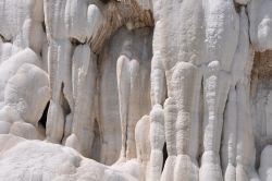 La cascata di rocce bianche a Bagni San Filippo, le terme della Toscana