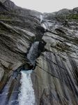 La cascata di Segnesboden nei pressi di Flims, Svizzera. Dal villaggio un sentiero conduce alla grande cascata di Unterer Segnesboden a 2100 metri di altitudine, nel mezzo dell'area tettonica ...