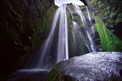 La cascata Gljufrafoss si trova in una stretta ...