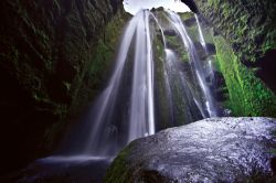 La cascata Gljufrafoss si trova in una stretta gola lungo la Ring Road 1 in Islanda