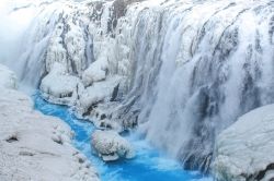 La cascata Gulfoss semi congelata in inverno, Islanda