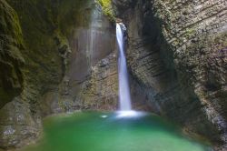 La cascata Kozjak si trova vicino a Caporetto sulle Alpi Giulie della Slovenia. 