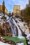 La cascata nel centro di Bad Gastein, Austria, in inverno con la neve.
