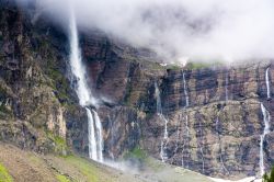 La cascata principale del Circo di Gavarnie, Pirenei francesi: si tratta di un'immensa parete verticale di forma ellittica formata dalle pendici a picco delle montagne.
