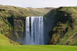 La cascata Skogafoss nei pressi di Vik i Myrdal, Islanda. E' una delle principali attrazioni turistiche del paese: ha un ampio salto di 60 metri e nelle belle giornate il sole la colpisce ...