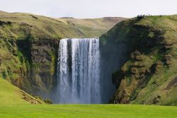 La cascata Skogafoss nei pressi di Vik i Myrdal, ...