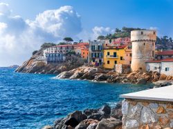 La case colorate e la torre difensiva del borgo marinaro di Giglio Porto in Toscana