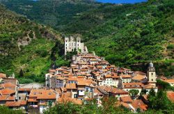 Il borgo medievale di Dolceacqua in Liguria, Italia - Situato sulla strada principale della Val Nervia a 7 chilometri da Ventimiglia, il comune di Dolceacqua deriva il suo nome da un borgo di ...