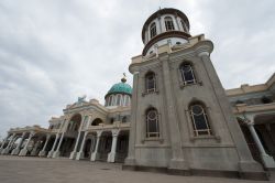 La cattedrale cattolica di Addis Abeba, Etiopia, con le cupole verdi e le colonne sulla facciata.

