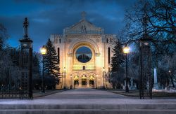 La cattedrale cattolica di San Bonifacio a Winnipeg, Manitoba, Canada, fotografata di sera - © fitzcrittle / Shutterstock.com