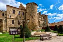 La cattedrale dei Santi Giusto e Pastore, monumento nazionale di Narbona, Francia - © Alex Tihonovs / Shutterstock.com