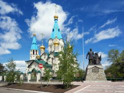 La Cattedrale dell'Annunciazione e il Monumento a Nikolay Muravyov-Amursky e San Innocenzo di Alaska e Siberia a Blagoveshchensk - © Mikhail Markovskiy / Shutterstock.com
