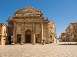 La cattedrale della Madonna del Ponte, detta anche Santa Maria del Ponte, fu costruita a partire dalla fine del XVIII secolo ed è il principale luogo di culto di Lanciano - foto © ...