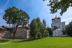 La cattedrale della Trinità di Pskov vista dall'interno del cremlino, Russia, in una giornata di sole   - © Kekyalyaynen / Shutterstock.com