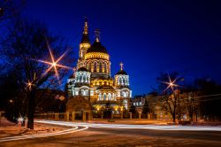 La Cattedrale dell'Annunciazione della Madre di Dio fotografata di notte a Kharkiv, Ucraina. Fondata attorno al 1655 questo imponente edificio religioso venne costruito nella tradizionale ...
