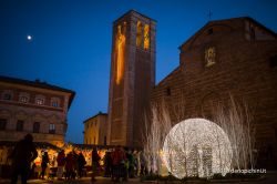 La cattedrale dell'Assunta a Montepulciano, provincia di Siena, illuminata di sera dalle luminarie natalizie. 
