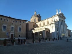 La cattedrale di Urbino e piazza Duca Federico