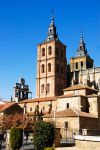 La cattedrale di Astorga, Spagna. Le due torri gemelle, costruite nell'ultimo terzo del XVII° secolo, si presentano con conci di colori diversi, dal rosa al verde, e in cima si concludono ...