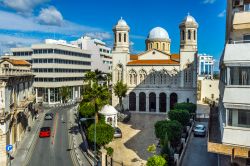 La cattedrale di Ayia-Napa nel centro di Limassol, Cipro. Nella parte alta dell'edificio religioso si trova una targa in pietra in memoria di un italiano, Luigi Levante, che morì ...