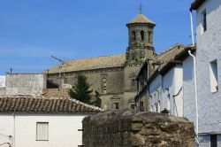 La cattedrale di Baeza, Andalusia, vista da una via del centro storico, Spagna - © Ammit Jack / Shutterstock.com