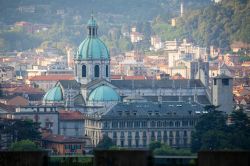 La cattedrale di Santa Maria Assunta a Como, Lombardia - Principale edificio di culto della città lombarda, la cattedrale è situata vicino al lago e rappresenta uno dei più ...