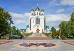 La cattedrale di Cristo Salvatore in una giornata estiva a Kaliningrad, Russia. Costruita nel 2005, ha la forma di un tempio su cui spicca la cupola alta 70 metri. Può accogliere sino ...