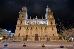 La cattedrale di Jaen by night, Spagna. Sorge in piazza Santa Maria: iniziata nel 1494 è stata completata nel 1724. Si tratta di una pregevole opera di architettura rinascimentale.
