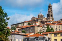 La cattedrale di Le Puy-en-Velay, Francia: monumento storico dal 1862, si trova lungo il Cammino francese di Santiago di Compostela.
