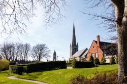 La cattedrale di Lisburn vista dai Castle Gardens, Irlanda del Nord.
