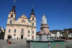 La cattedrale di Ludwigsburg e la piazza del mercato, Germania. Il centro storico è il simbolo della città che sorge nei pressi del fiume Neckar - © mary416 / Shutterstock.com ...