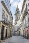 La cattedrale di Lugo, Spagna, con la sua torre campanaria vista da una stradina della città.

