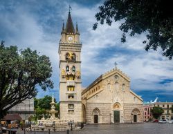 La cattedrale di Messina, Sicilia. Intitolata a Santa Maria, sorge in pieno centro storico dove si affaccia maestosa con la facciata e il campanile su piazza Duomo. Terremoti e incendi hanno ...