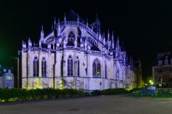 La cattedrale di Nevers by night, Francia: è dedicata ai santi Quirico e Giulitta.

