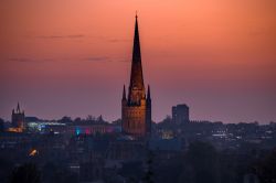 La cattedrale di Norwich al tramonto vista da Mousehold Heath, contea di Norfolk, Inghilterra.
