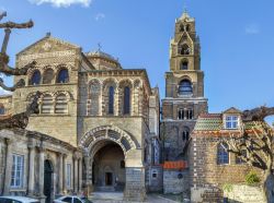 La cattedrale di Nostra Signora dell'Annunciazione a Le Puy-en-Velay, Francia: iniziata a costruire nell'XI° secolo, è stata completata nel XIII°.
