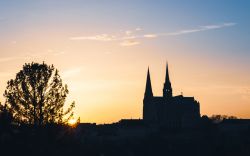 La cattedrale di Nostra Signora di Chartres al tramonto, Francia. L'attuale edificio religioso, in stile gotico è stato costruito sulle rovine di una precedente cattedrale romanica ...