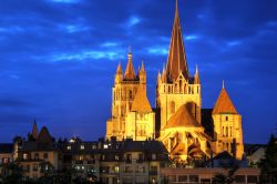 La cattedrale di Notre Dame a Losanna, Svizzera, fotografata di notte. L'edificio è stato costruito fra il 1170 e il 1240 in stile gotico e restaurato nel 1874 da Viollet Le Duc. ...