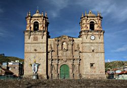 La cattedrale di Puno nei pressi del lago Titicaca, Perù. Sorge sul lato ovest di Plaza de Armas dove venne ultimata nel 1757. A parte le sculture che decorano la facciata, questa chiesa ...