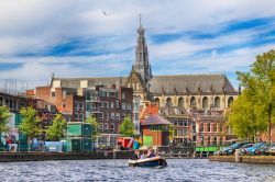 La cattedrale di San Bavone a Haarlem, Olanda, con barche sul canale - © Lukasz Stefanski / Shutterstock.com