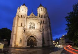La cattedrale di San Benigno a Digione, Borgogna, Francia, fotografata di notte. Costruita fra il XIII° e il XIV° secolo, è la chiesa principale di Digione. Dal 1862 è ...