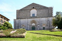 La cattedrale di San Fortunato a Todi, Umbria. Situata nei pressi di Piazza del Popolo, questa bella chiesa duecentesca in stile gotico ospita nella sua cripta la tomba di quattro santi fra ...