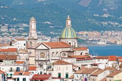 La cattedrale di San Giovanni Battista a Vietri sul Mare, Campania, Italia. La chiesa è il principale monumento cittadino e al tempo stesso l'elemento che caratterizza la skyline ...