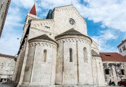 La cattedrale di San Lorenzo nella cittadina di Trogir, Croazia. E' stata costruita sulle fondamenta di un edificio religioso paleocristiano distrutto dai Saraceni nel 1123.

