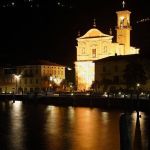 La Cattedrale di San Martino Vescovo fotografata in notturna: siamo a Marone sul Lago di Iseo - © Pro Loco di Marone