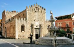 La cattedrale di San Nicola con la fontana a Taormina, Sicilia. Chiesa di architettura medievale dedicata a San Nicola di Bari, il duomo di Taormina si trova lungo corso Umberto nei pressi di ...