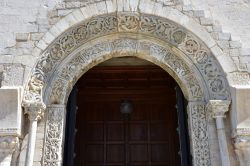 La cattedrale di San Nicola Pellegrino a Trani, Puglia: arco d'ingresso con capitelli e decorazioni scultoree.




