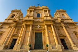 La Cattedrale di San Nicolò, Cattedrale di Noto, vista dal basso - la Cattedrale di San Nicolò è il luogo di culto più importante di Noto, oltre che sede della diocesi ...