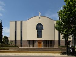 La cattedrale di San Paolo nel centro di Tirana, Albania. Situata in Zhan d'Ark boulevard, questa chiesa dall'aspetto moderno e pianta triangolare è stata utlimata nel 2001 - smith371 ...