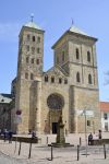 La cattedrale di San Pietro su piazza Duomo a Osnabruck, Germania. Questo edificio tardo-romanico, costruito nella prima metà del XIII° secolo, è il principale luogo di culto ...