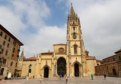 La cattedrale di San Salvador a Oviedo, Asturie, Spagna. Costruito in stile gotico fiammeggiante, questo imponente edificio religioso ospita la celebre Camara Santa con statue, oggetti preziosi ...